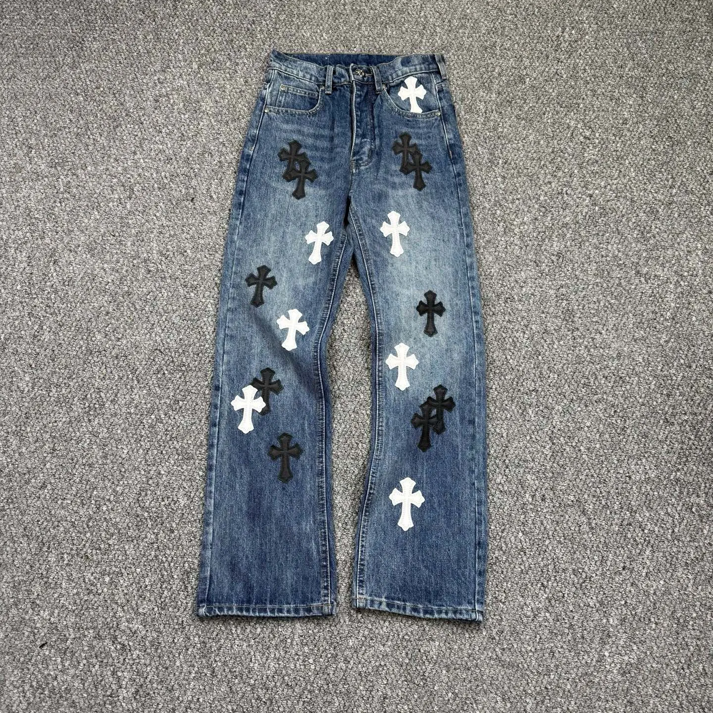 P240 model number: H862 chrome hearts & chrome hearts Micro-flared bamboo jeans Three-dimensional version Loose and comfortable, not picky about the body shape Makes you look taller and slimmer Factory quality control Original factory quality control Same style for men and women Can be matched with couples Versatile recommendation Must-have jeans for all seasons Fashionistas have been disappointed From the quality selection of fabrics, the tailoring of details, and the matching of patterns are impeccable! The upper body is so handsome when worn...it can be easily worn by men, women and children! The craftsmanship is made of heavy-duty washed pure cotton denim fabric. After washing, it is soft and thick and looks very stylish when worn. Size: 28, 30, 32, 34, 36 (S-XXL) Color: black